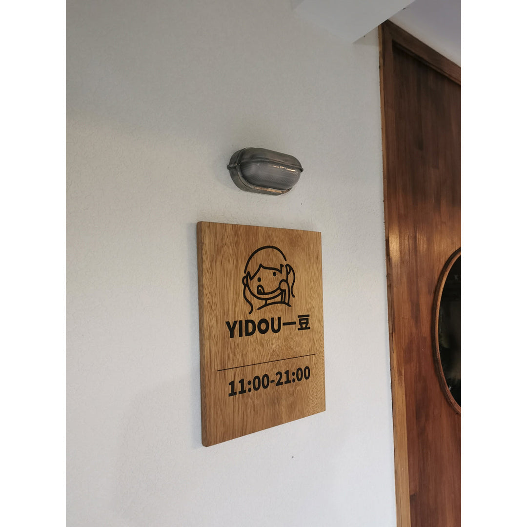 Czarny kinkiet ścienny, odporny na warunki, styl industrialny, do oświetlenia ogrodu.