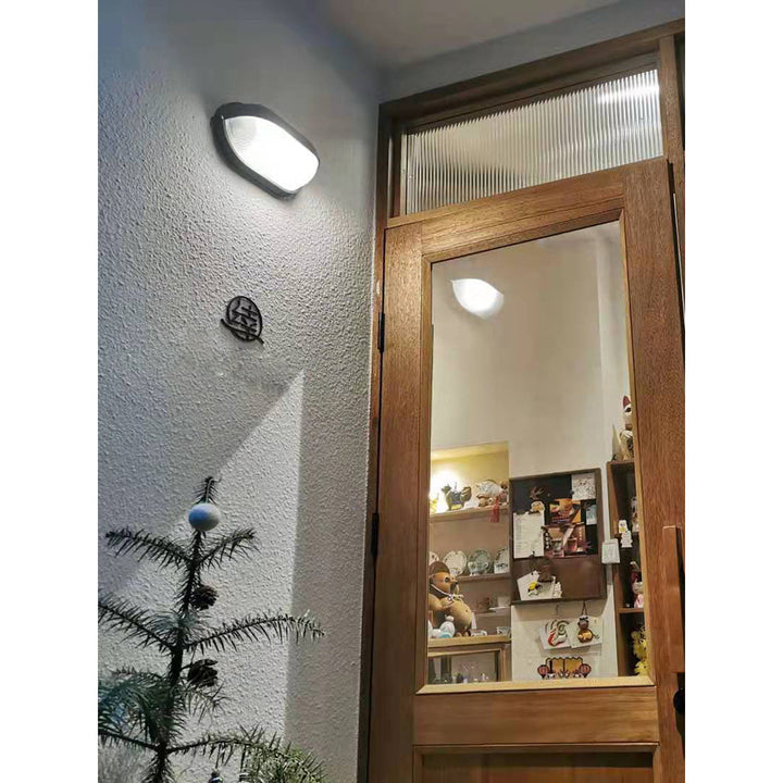 Czarna lampa zewnętrzna, design marynistyczny, metalowa, do dekoracji elewacji.