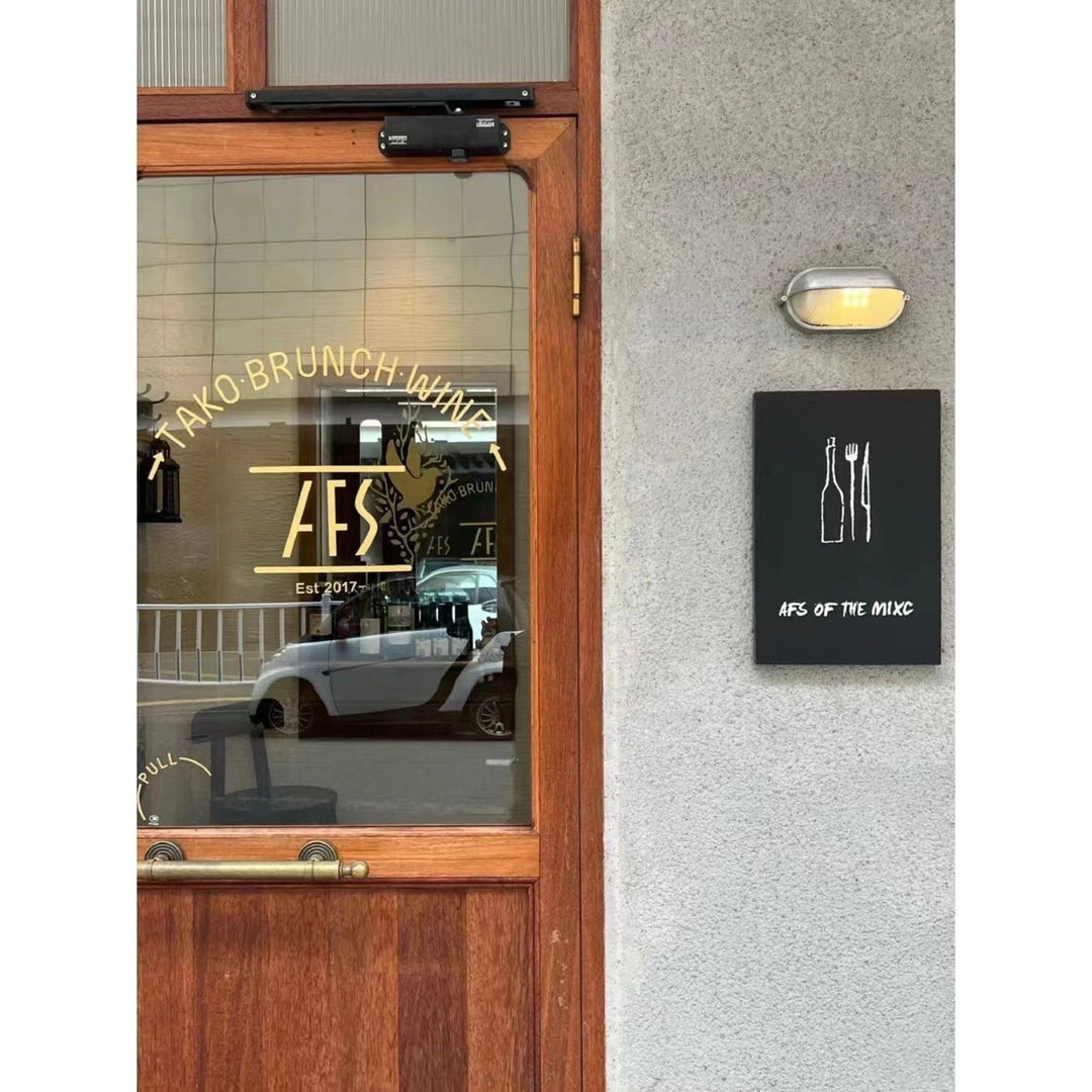Czarna lampa ogrodowa w stylu industrialnym, trwała i odporna na pogodę.