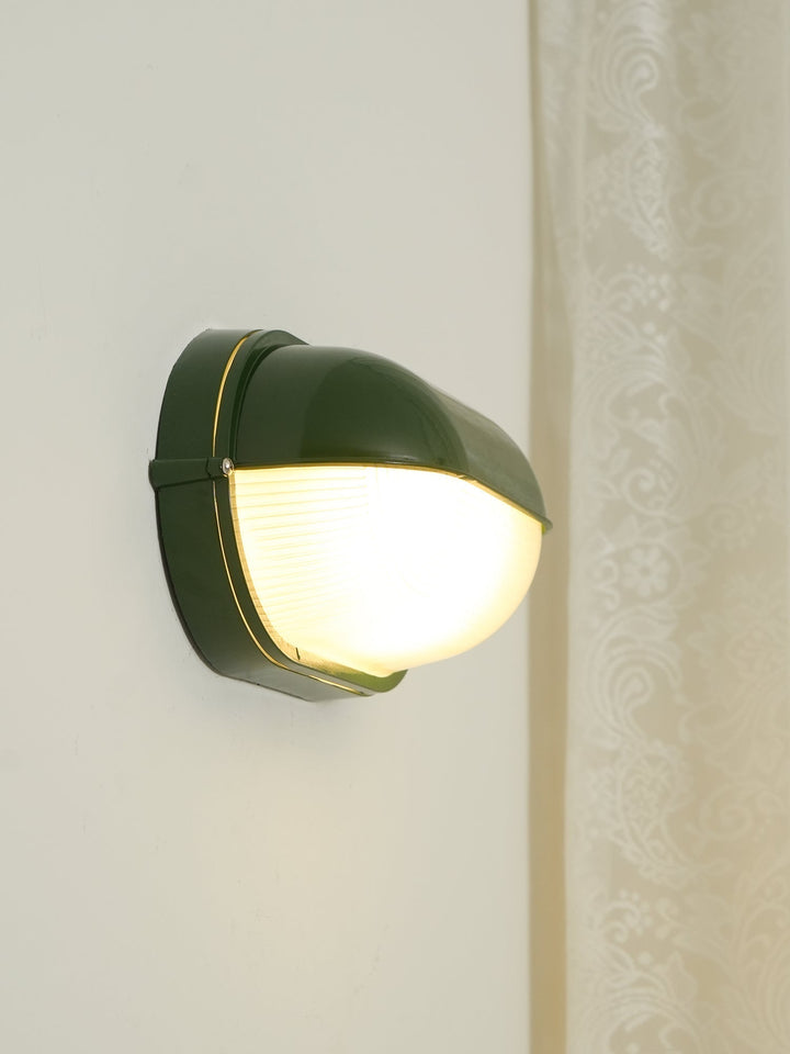 Lampa ścienna chromowana, styl industrialny, ze szkłem ryflowanym, odporna na warunki.
