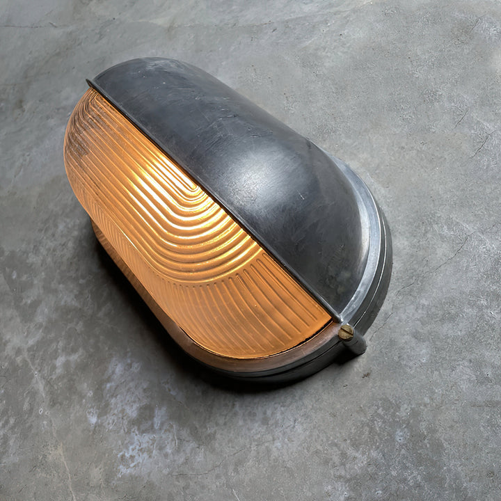 Wodoodporna czarna lampa na taras, design marynistyczny, idealna do oświetlenia zewnętrznego.