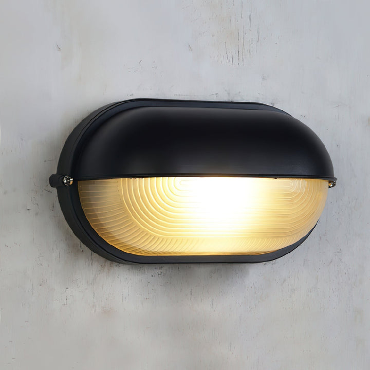 Chromowana lampa ogrodowa w stylu industrialnym, trwała i odporna na pogodę.