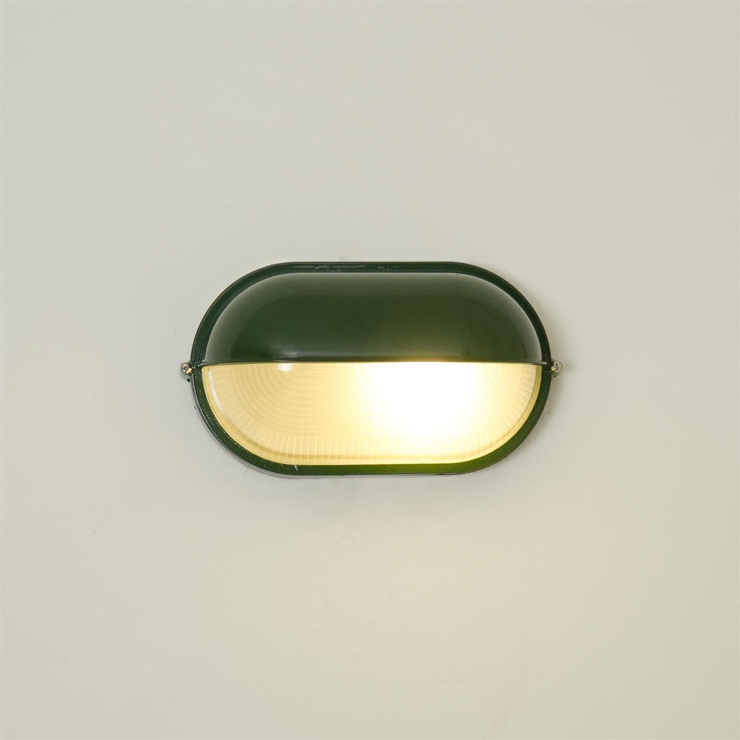 Odporna na warunki zielona lampa ogrodowa, industrialna, oświetlenie zewnętrzne.