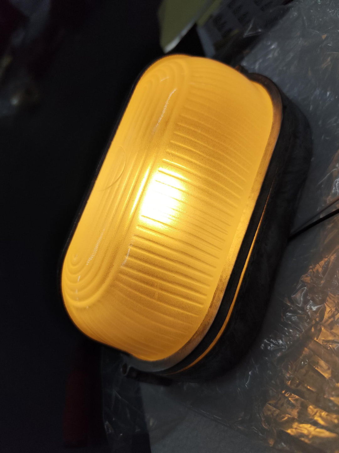 Zielona elewacyjna lampa ścienna, design marynistyczny, idealna do ogrodu.