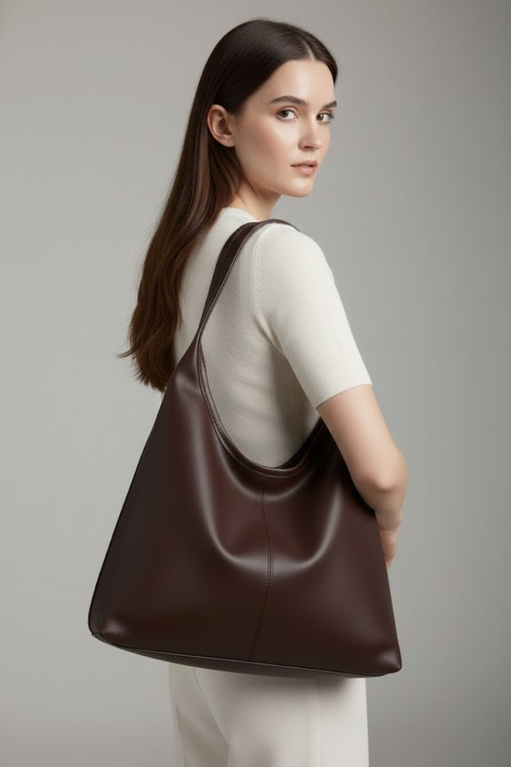 Wnętrze torby shopper z pojemną komorą i dużą kieszenią
