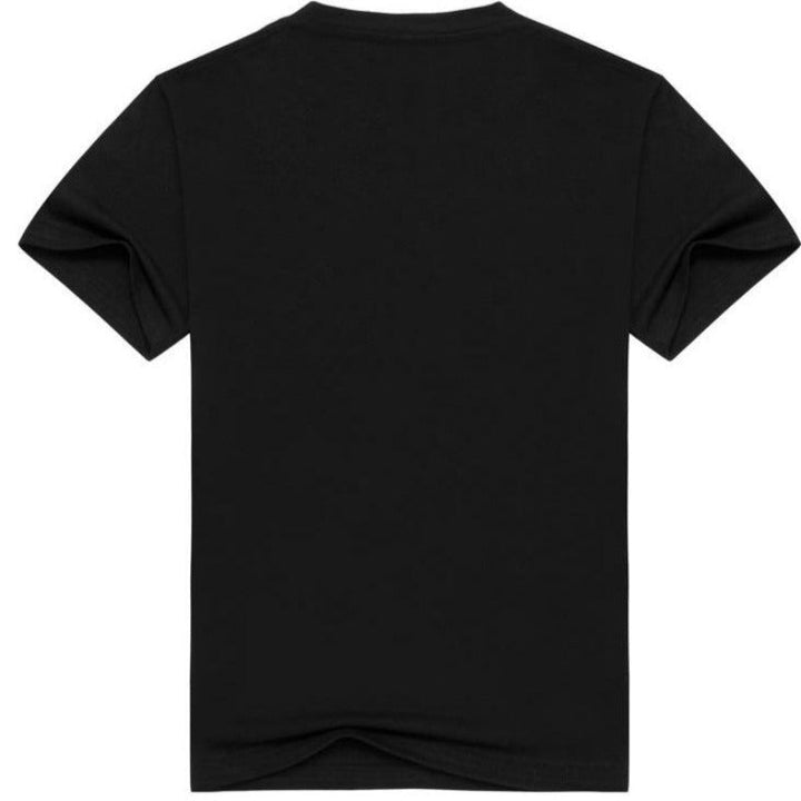 Męski czarny T-shirt z unikatowym nadrukiem, luźny krój dla wygody. Modna koszulka do codziennych stylizacji casual.