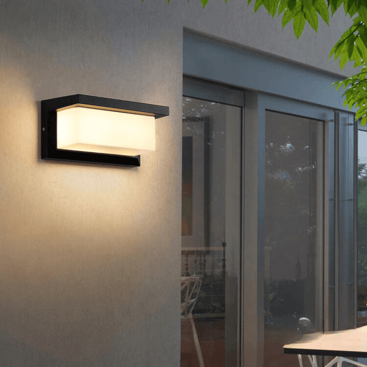 Nowoczesna energooszczędna lampa ścienna LED z czujnikiem ruchu, do ogrodu.