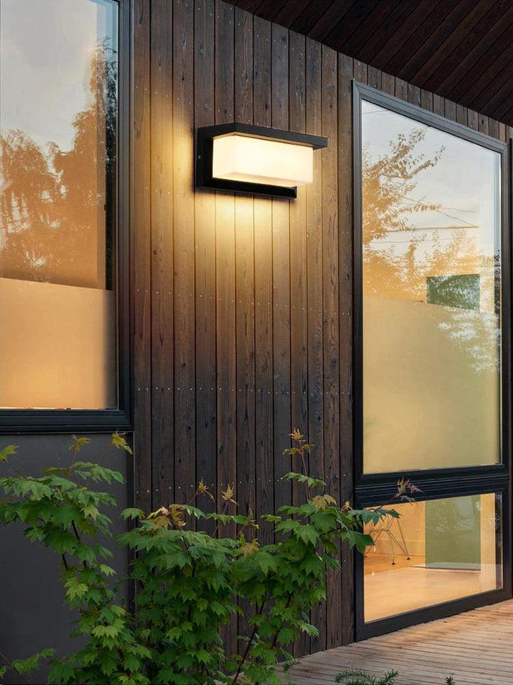 Wodoodporna lampa zewnętrzna LED IP65 z czujnikiem ruchu, bezpieczne oświetlenie.