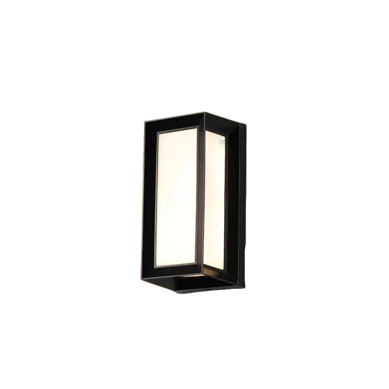Czarna, nowoczesna lampa LED z czujnikiem ruchu, wodoodporna IP65, na ścianę domu.