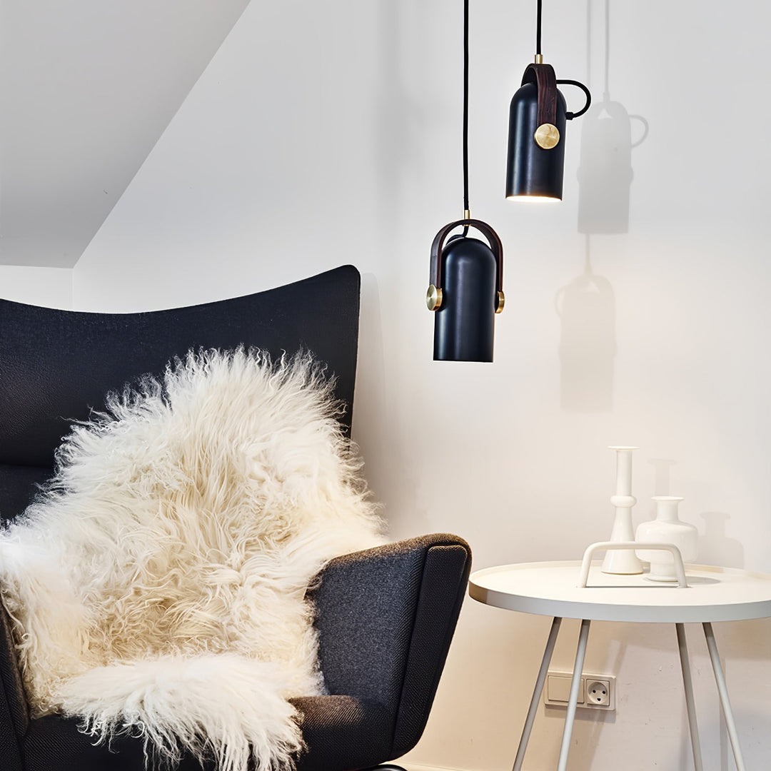 Czarna lampa metalowa wisząca, industrialny design, regulowana, do wnętrz w stylu LOFT.