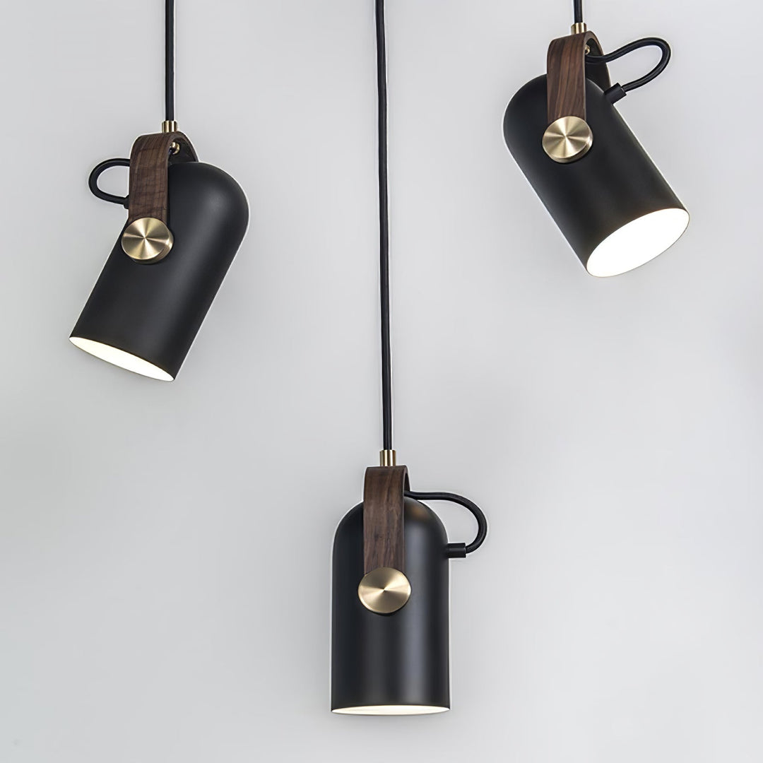 Metalowa lampa wisząca marynistyczna, czarna, regulowana, idealna do oświetlenia loftowego.