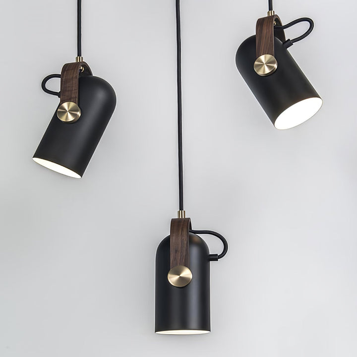 Metalowa lampa wisząca marynistyczna, czarna, regulowana, idealna do oświetlenia loftowego.