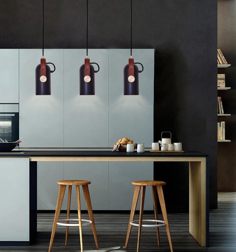 Czarna metalowa lampa wisząca, design industrialny, do loftu i wnętrz marynistycznych.