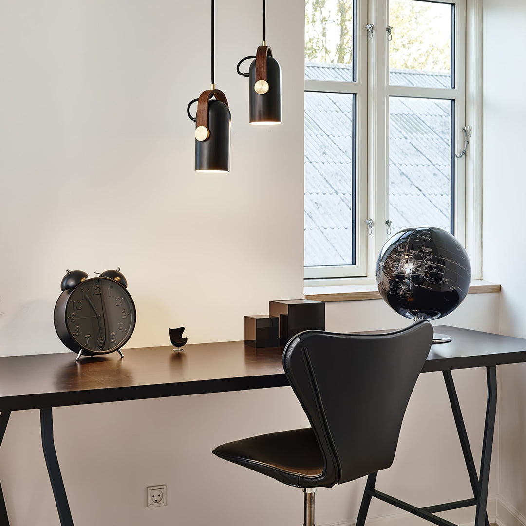Czarna lampa wisząca E27, industrialna, regulowana, do loftowych salonów i jadalni.