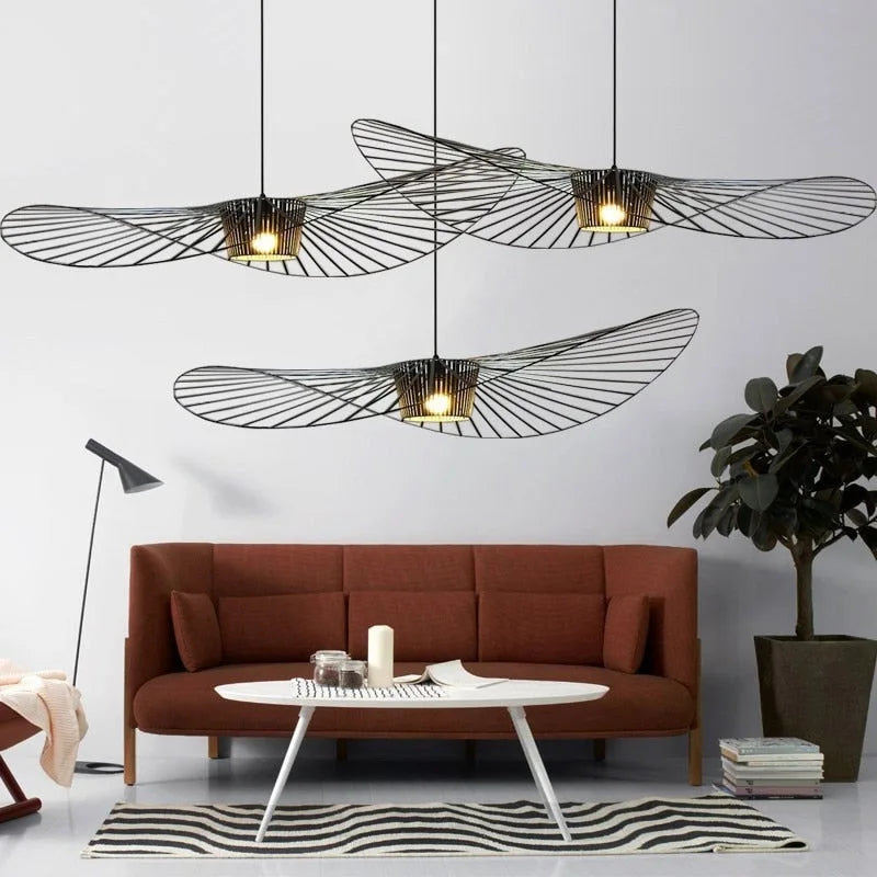 Czarna lampa wisząca w kształcie kapelusza, nowoczesna elegancja do salonu.