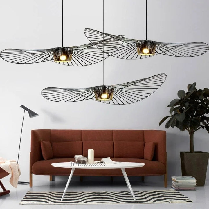 Czarna lampa wisząca w kształcie kapelusza, nowoczesna elegancja do salonu.