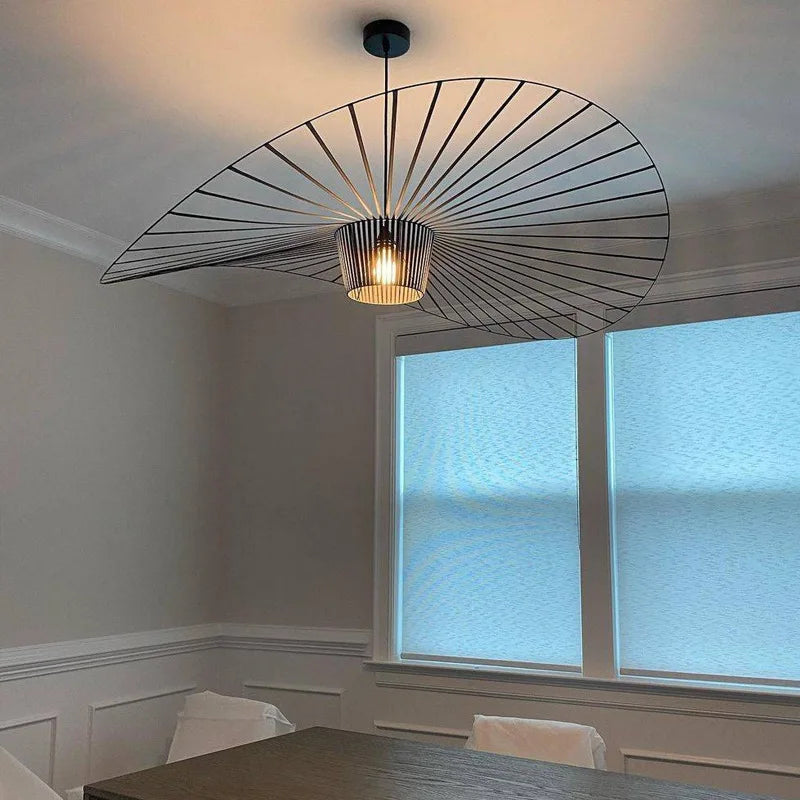 Designerska czarna lampa wisząca stylizowana na kapelusz, idealna do nowoczesnych wnętrz.