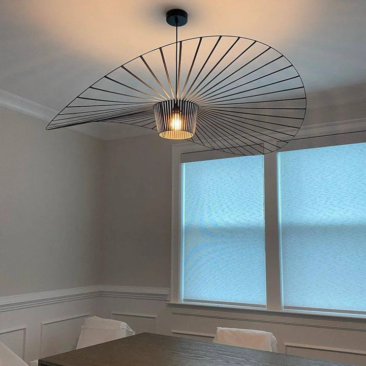 Designerska czarna lampa wisząca stylizowana na kapelusz, idealna do nowoczesnych wnętrz.