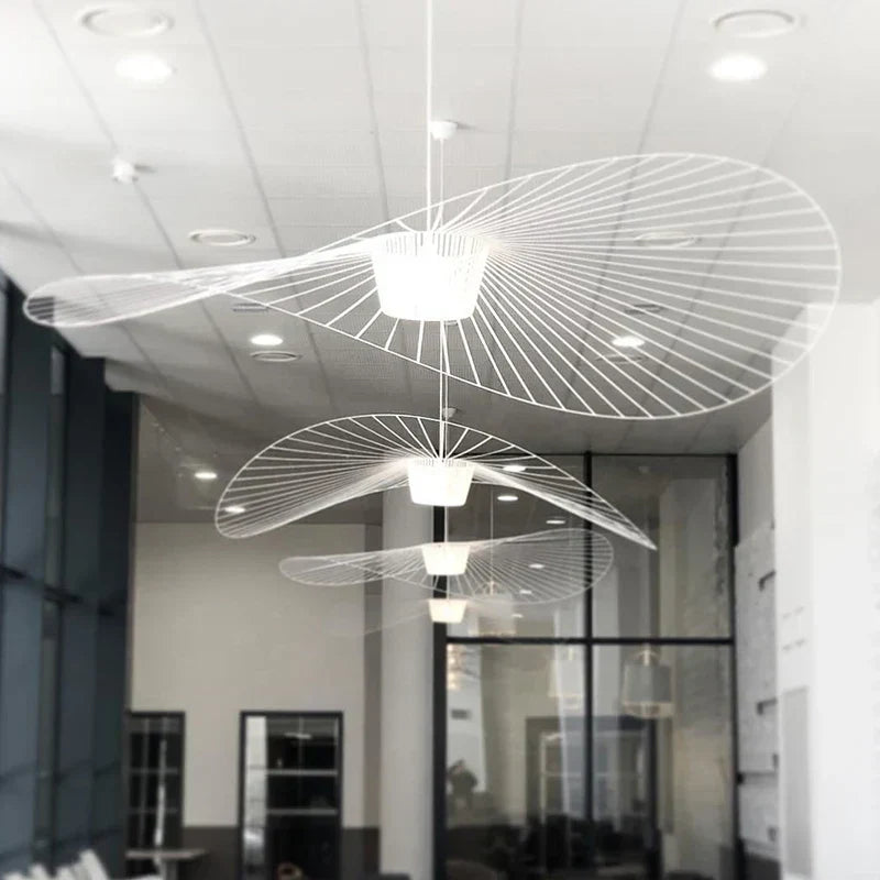 Czarna lampa sufitowa wisząca w kształcie kapelusza, nowoczesne oświetlenie dekoracyjne salonu.
