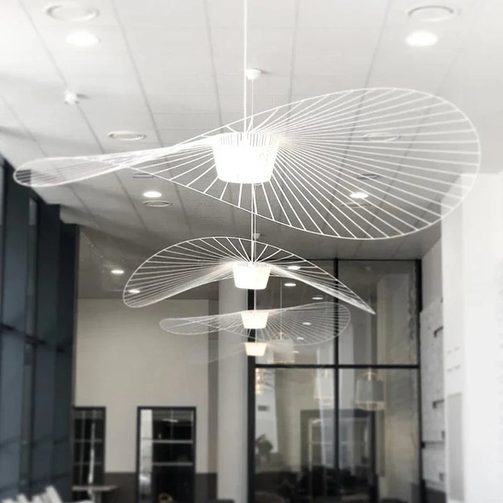 Czarna lampa sufitowa wisząca w kształcie kapelusza, nowoczesne oświetlenie dekoracyjne salonu.