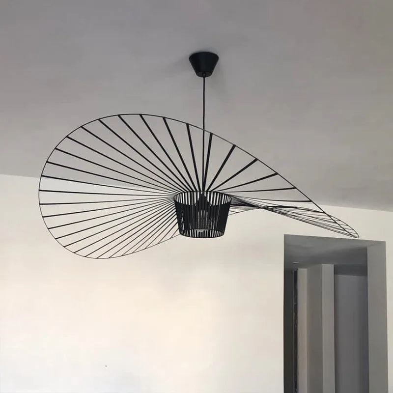 Gładka czarna lampa wisząca kapelusz, nowoczesne oświetlenie do jadalni lub salonu.