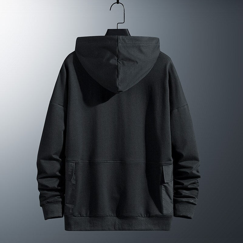 Uniwersalna męska bluza z kapturem i dużymi kieszeniami. Nierozpinana, idealna do codziennych, casualowych outfitów.