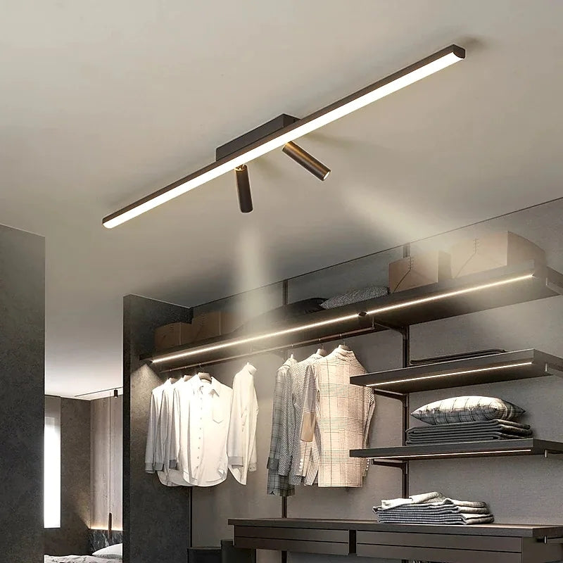 Czarna liniowa lampa LED sufitowa z włączonym światłem. Nowoczesne oświetlenie, design do salonu i sypialni.