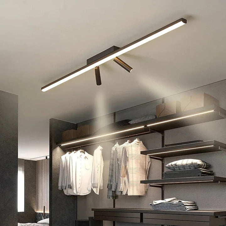 Czarna liniowa lampa LED sufitowa z włączonym światłem. Nowoczesne oświetlenie, design do salonu i sypialni.