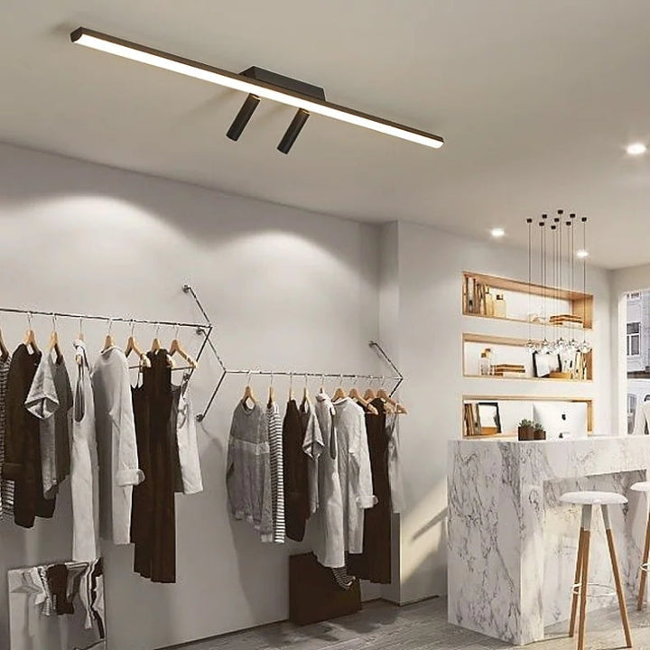 Widok boczny czarnej liniowej lampy sufitowej LED. Nowoczesne oświetlenie do salonu, sypialni, design.