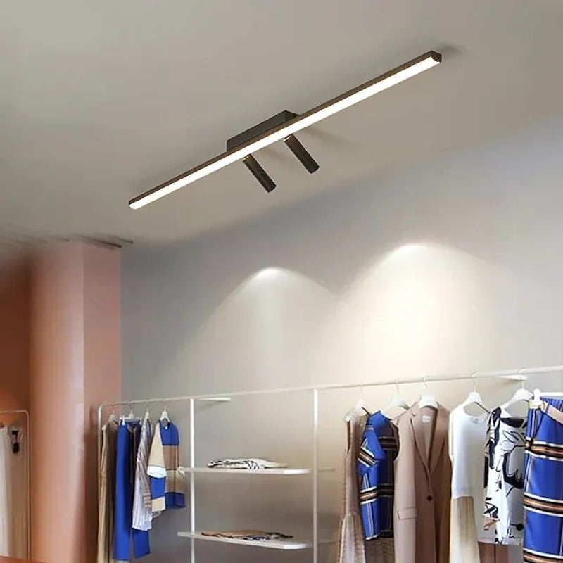 Czarna liniowa lampa LED sufitowa na białym suficie. Nowoczesne oświetlenie sufitowe, design do salonu.