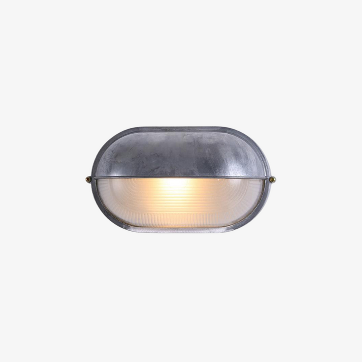 Czarna owalna lampa ścienna zewnętrzna, styl przemysłowy, odporna na warunki atmosferyczne.