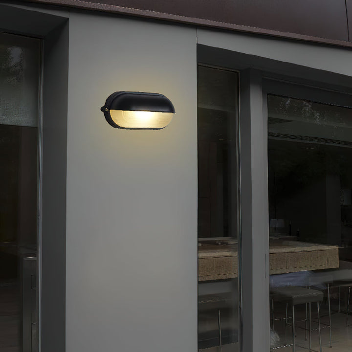 Chromowana owalna lampa ogrodowa, marynistyczna, do nowoczesnej architektury.