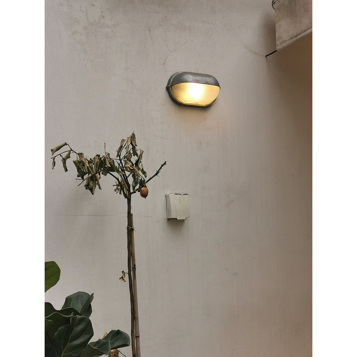 Marynistyczna lampa elewacyjna owalna, chromowana, odporna na trudne warunki pogodowe.