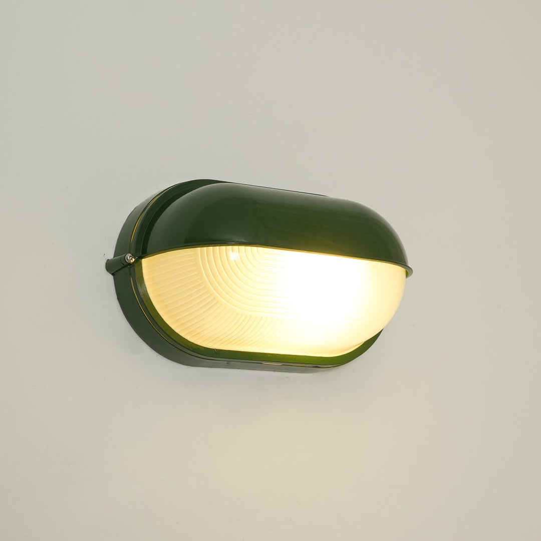 Zielona lampa zewnętrzna owalna, retro, energooszczędne oświetlenie na elewację.