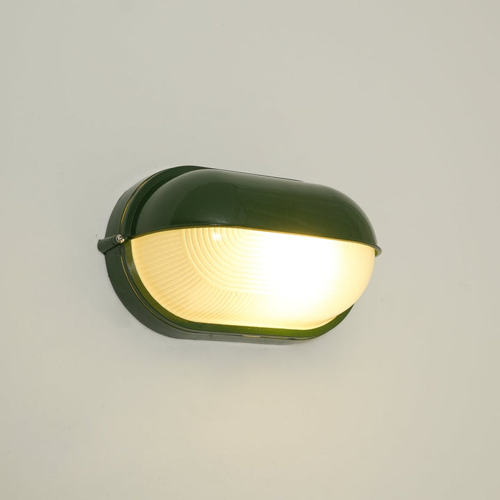 Zielona lampa zewnętrzna owalna, retro, energooszczędne oświetlenie na elewację.