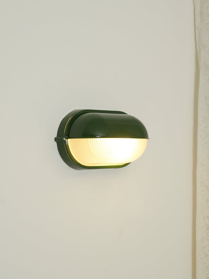 Lampa elewacyjna owalna zielona, styl przemysłowy, trwałe oświetlenie zewnętrzne.