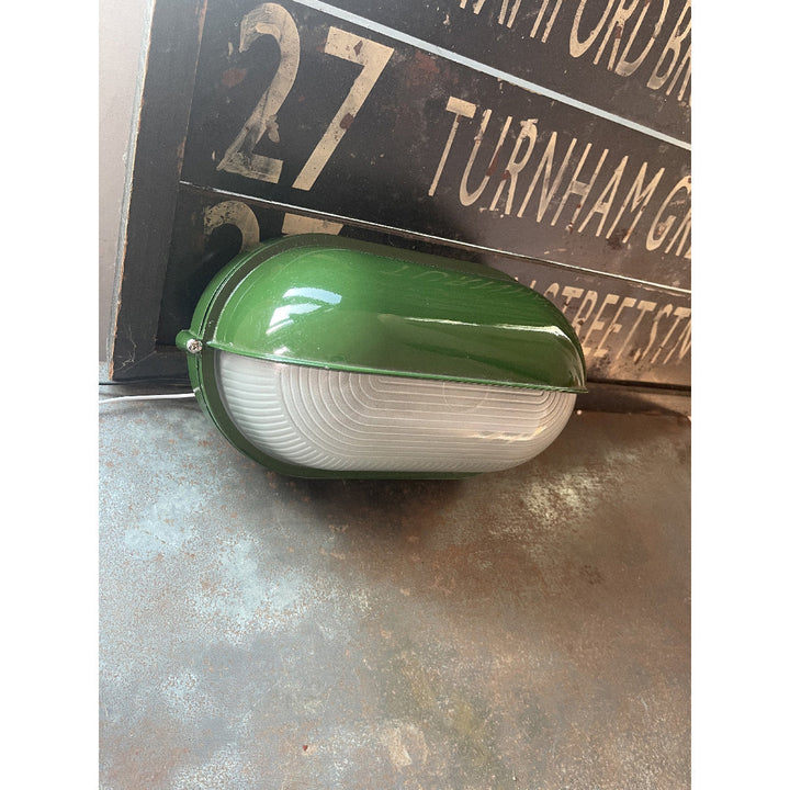 Owalna lampa ścienna, czarna, do oświetlenia ogrodu, styl industrialny.