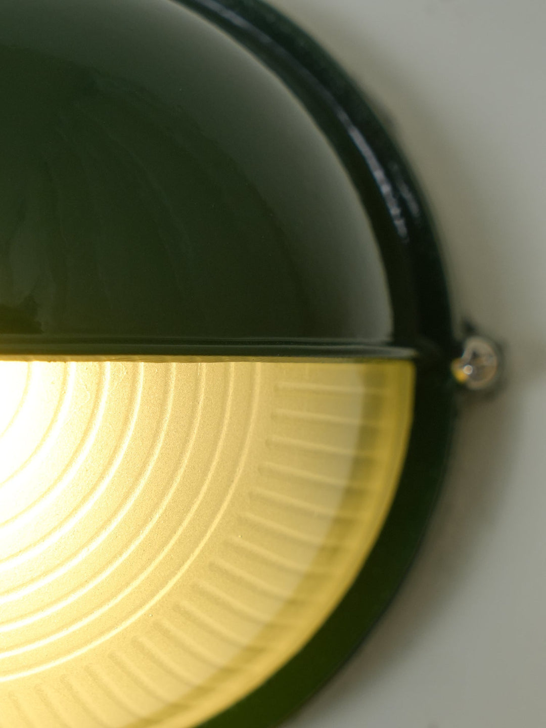 Zielona lampa elewacyjna owalna, retro, estetyczne oświetlenie zewnętrzne.