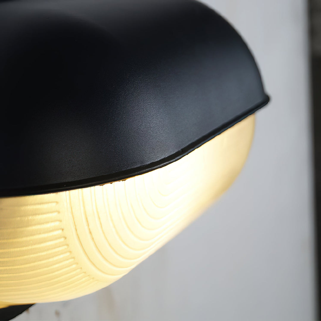 Lampa zewnętrzna owalna czarna, styl przemysłowy, łatwy montaż, trwałość.