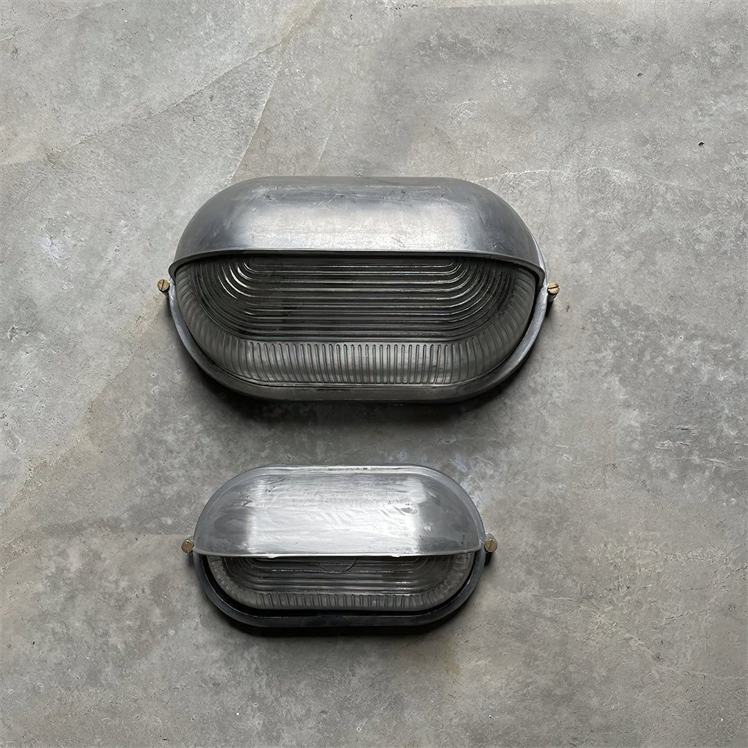 Zielona lampa ogrodowa owalna, odporna na warunki, dekoracja, stylowa.