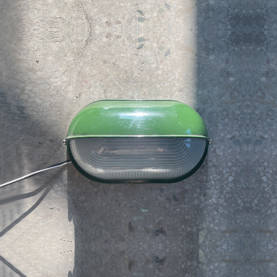 Chromowana owalna lampa zewnętrzna, styl industrialny, odporna na warunki.