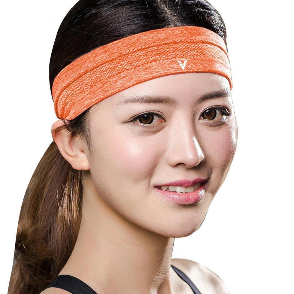 Detale haftu na opasce sportowej na głowę, akcesorium do treningu, które skutecznie odprowadza wilgoć.