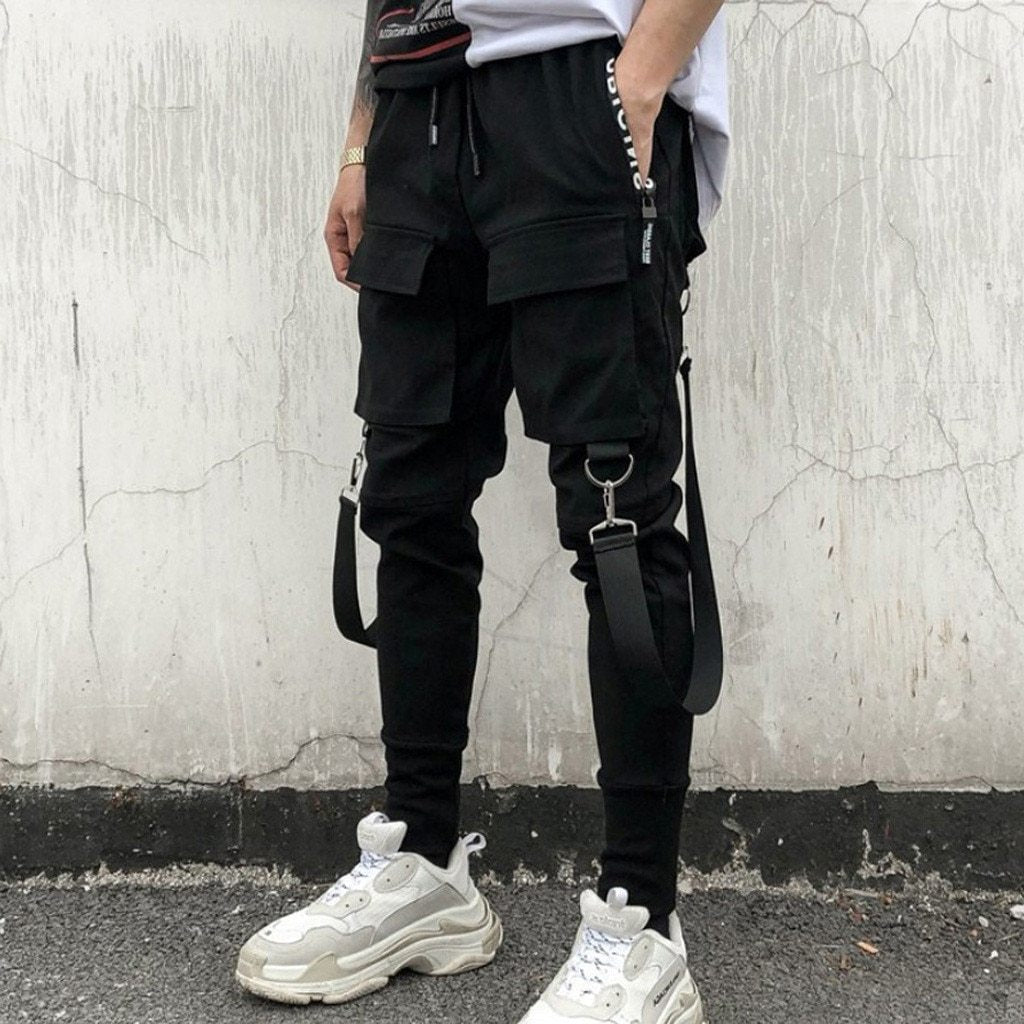 Czarne bojówki męskie z kieszeniami, idealne do streetwearu i codziennych stylizacji. Wygodne spodnie męskie.
