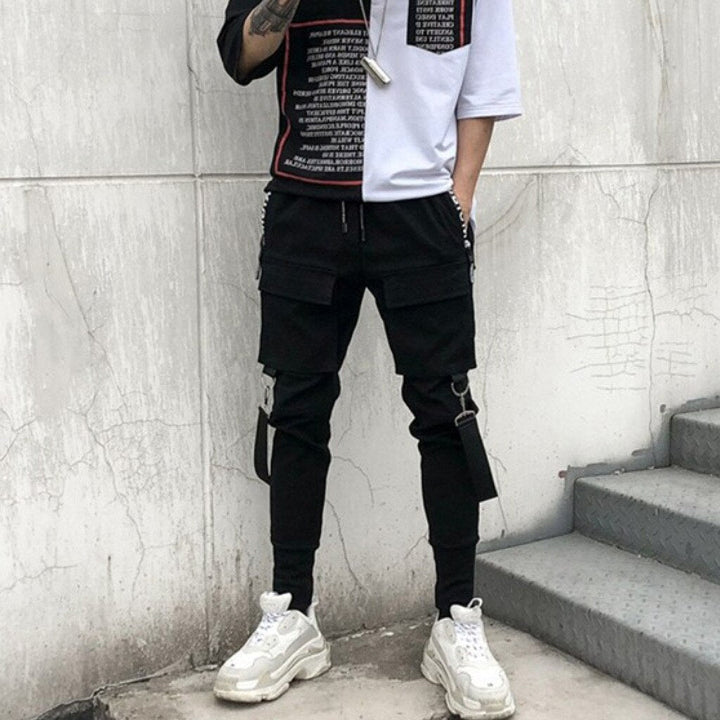 Bojówki męskie typu joggersy z funkcjonalnymi kieszeniami. Stylowe spodnie do streetwearu i casualowych looków.