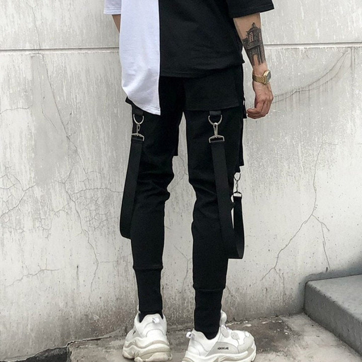 Męskie spodnie bojówki czarne, z praktycznymi kieszeniami. Komfortowe, modne spodnie casualowe w stylu streetwear.