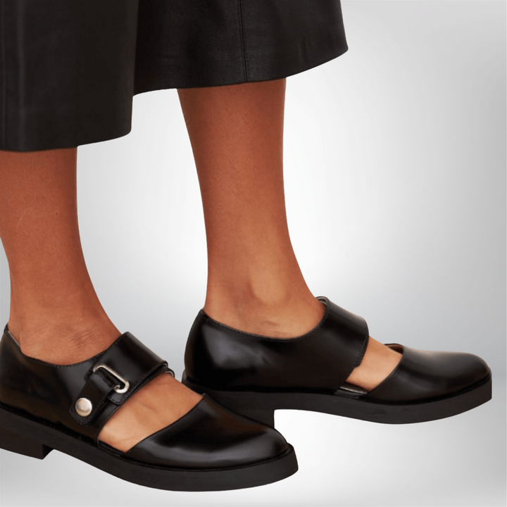 Stylowe buty damskie Mary Jane na niskim obcasie z klamrą, w uniwersalnym stylu retro. Wygodne obuwie klasyczne.