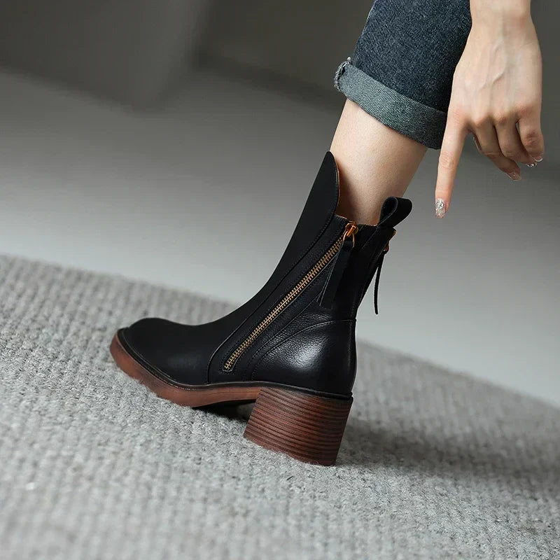 Wygodne czarne botki damskie ze stabilnym obcasem i suwakiem. Idealne jesienne buty do codziennych stylizacji.