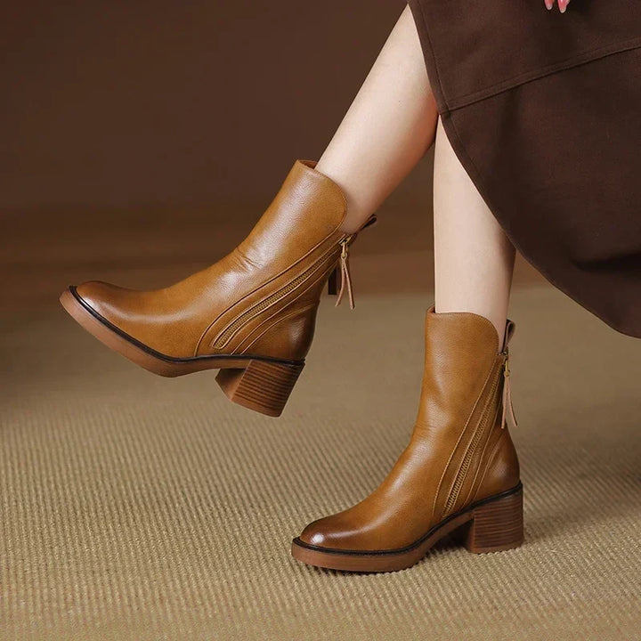 Brązowe botki damskie z bocznym zamkiem, na stabilnym słupku. Jesienne obuwie, idealne do eleganckich i casualowych stylizacji.