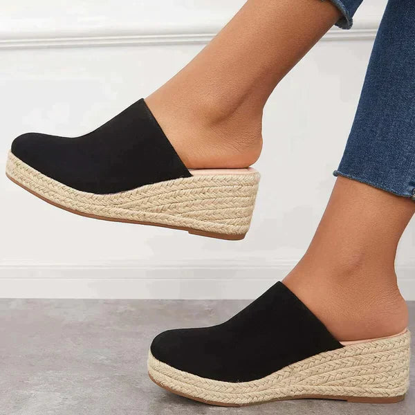 Czarne damskie espadryle na koturnie. Modne, lekkie i wygodne sandały letnie do casualowych stylizacji.