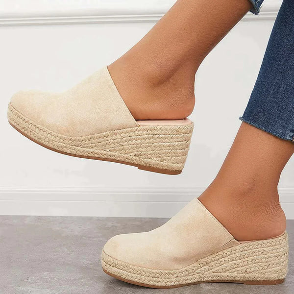 Damskie espadryle z plecionym koturnem. Komfortowe obuwie letnie, czarne, stylowe klapki na lato.